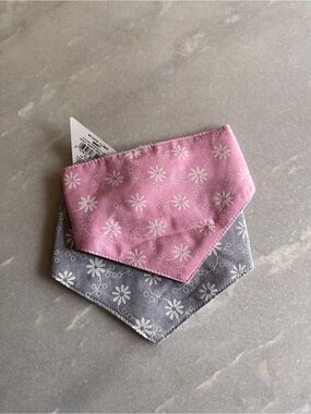 NWT Ella Jackson Floral Reversible Bandana Bib — Pink & Gray